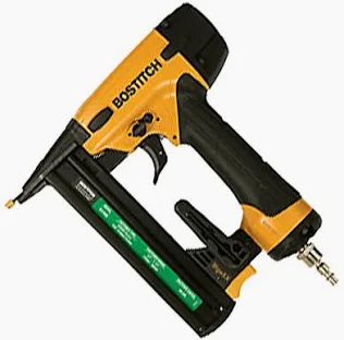 Bostitch SB-2IN1 pneumatikus szegező és kapocsbelövő – 2 az 1-ben levegős szerszám 18 GA brad szegekhez (15–40 mm) és 90-es kapcsokhoz (15–35 mm), 5–7 bar üzemi nyomás, 100 db tárkapacitás, állítható beütési mélység, forgatható levegőkifúvás, könnyű alumínium ház és gumírozott markolat, levegős szegező bérlés és kapocsbelövő kölcsönzés asztalos és belsőépítészeti munkákhoz